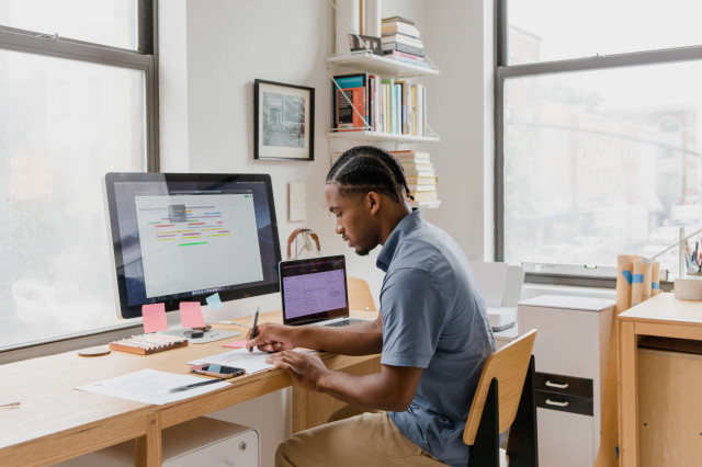 employee-checking-work-schedule