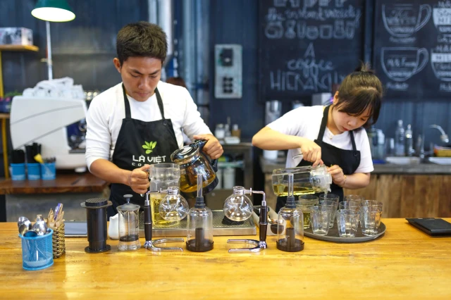 baristas-busy-preparing-drinks