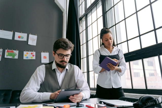 checking-employees-attendance-and-hours-worked