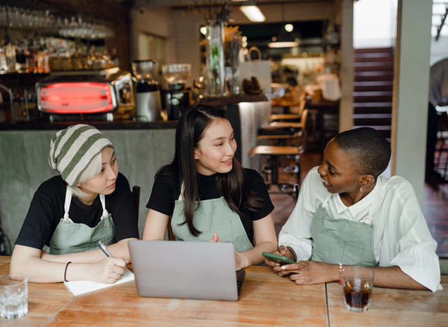 employees-having-discussion