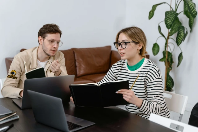 employees-discussing-schedules