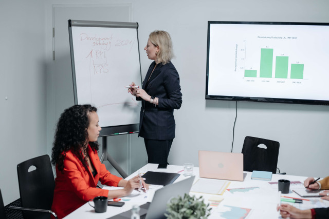 employees-having-a-meeting