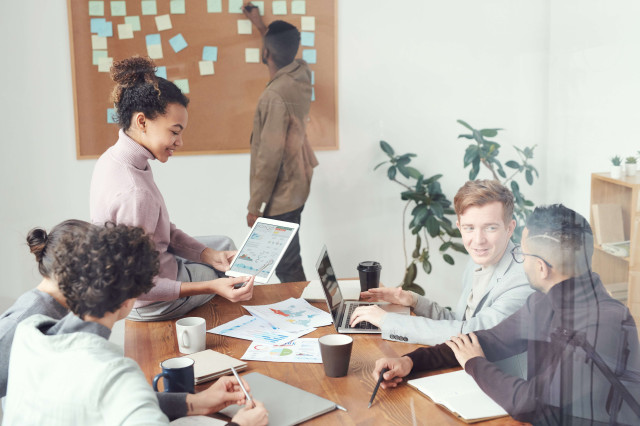 employees-doing-a-meeting